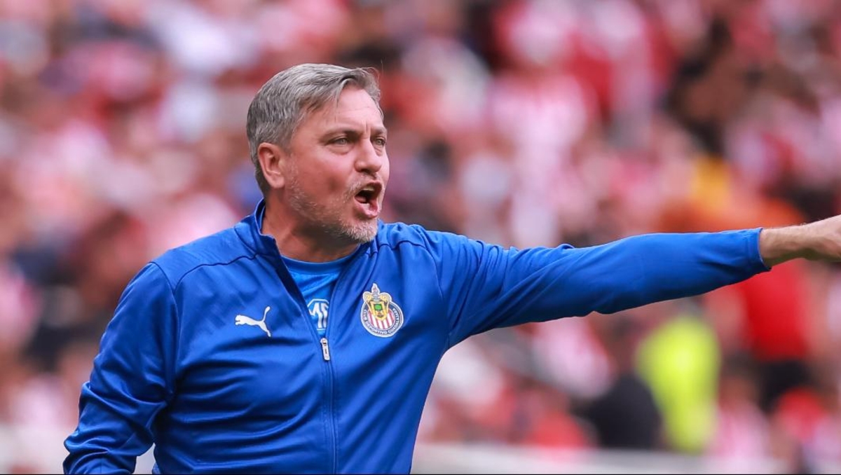 Manuel Ruano fue el encargado de dirigir a los rojiblancos tras la suspensión de Óscar García (Foto: Chivas)