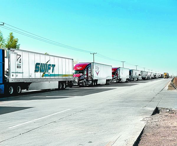 Columna de tráileres en la garita de Tamaulipas. Israel Navarro