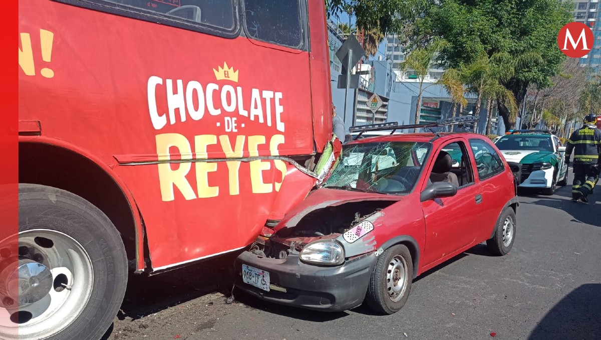 Elementos de Tránsito y Bomberos llegaron a auxiliar el accidente. | Especial