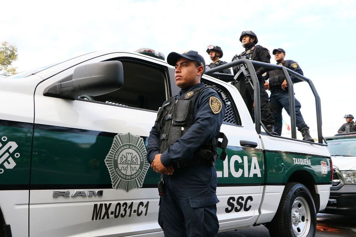 Hombre atropella a policías durante persecución.