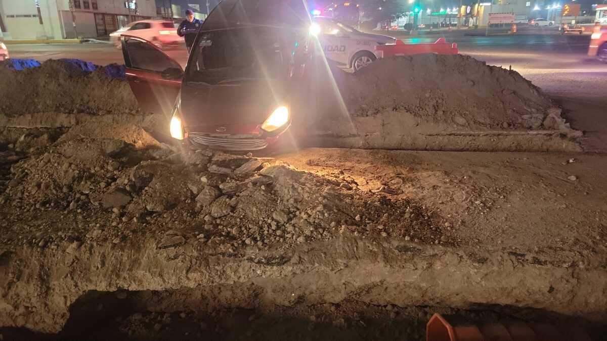 Auto cae a zanja. | Especial