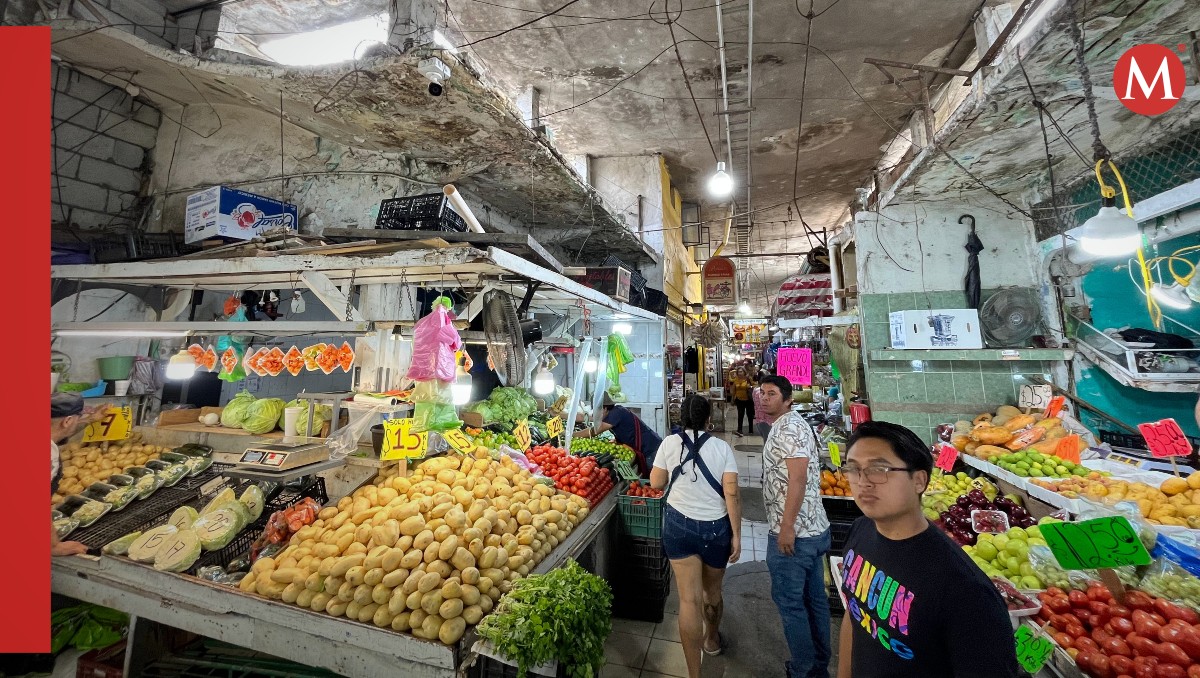 Han colocado soportes de madera en el techo del Mercado de Tampico. (Yazmín Sánchez)