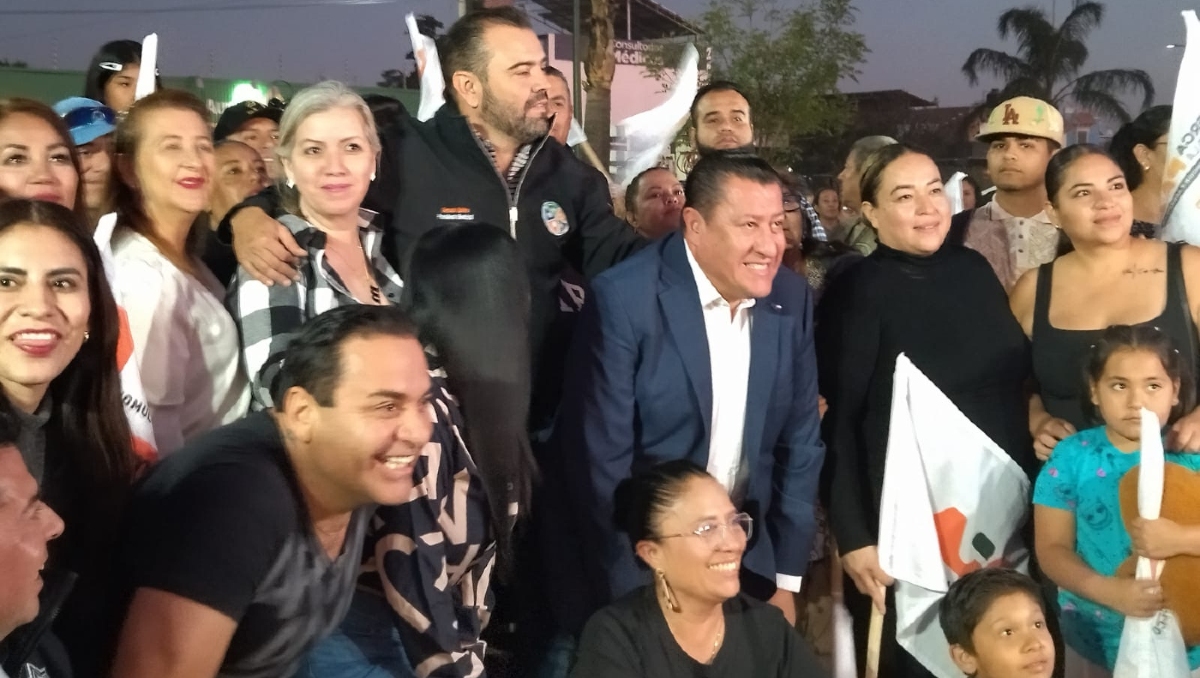 Gerardo Quirino acudió con su equipo de trabajo a la Colonia Los Cántaros (Foto: Melissa Álvarez)
