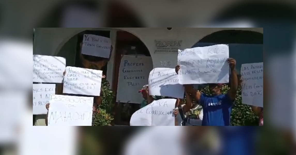 El grupo de pescadores se reunió frente a las oficinas de Semarnat. (Foto: captura)