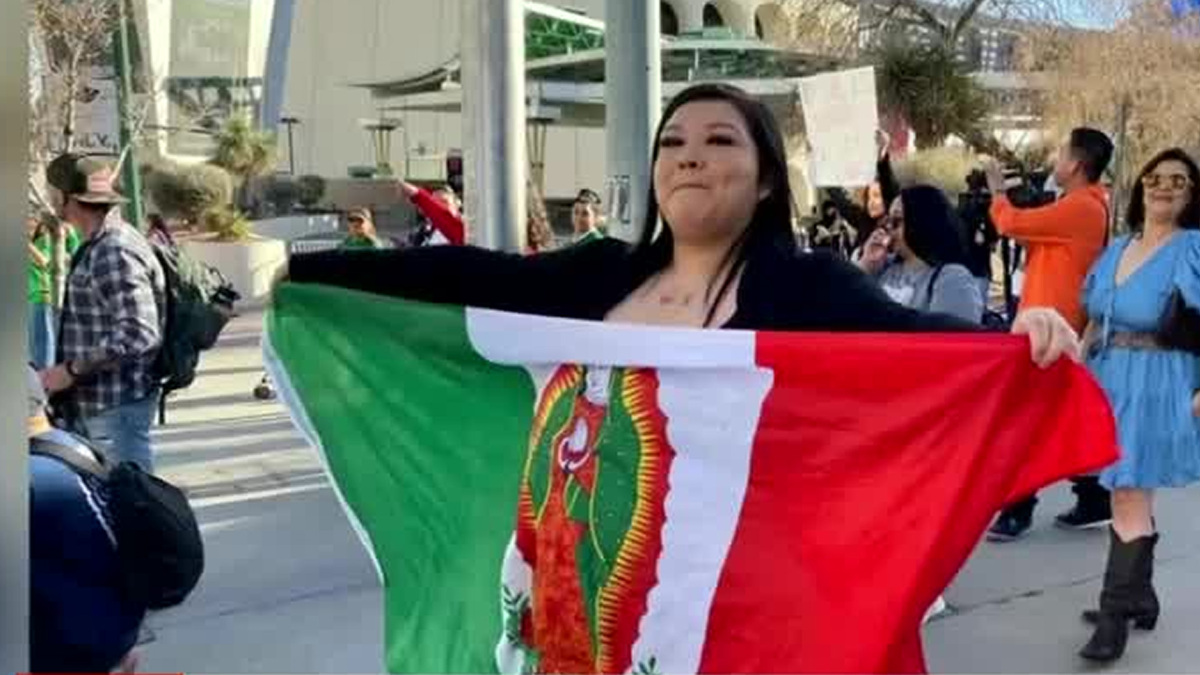 Mexicanos protestan por política arancelaria y migratoria en El Paso, Texas