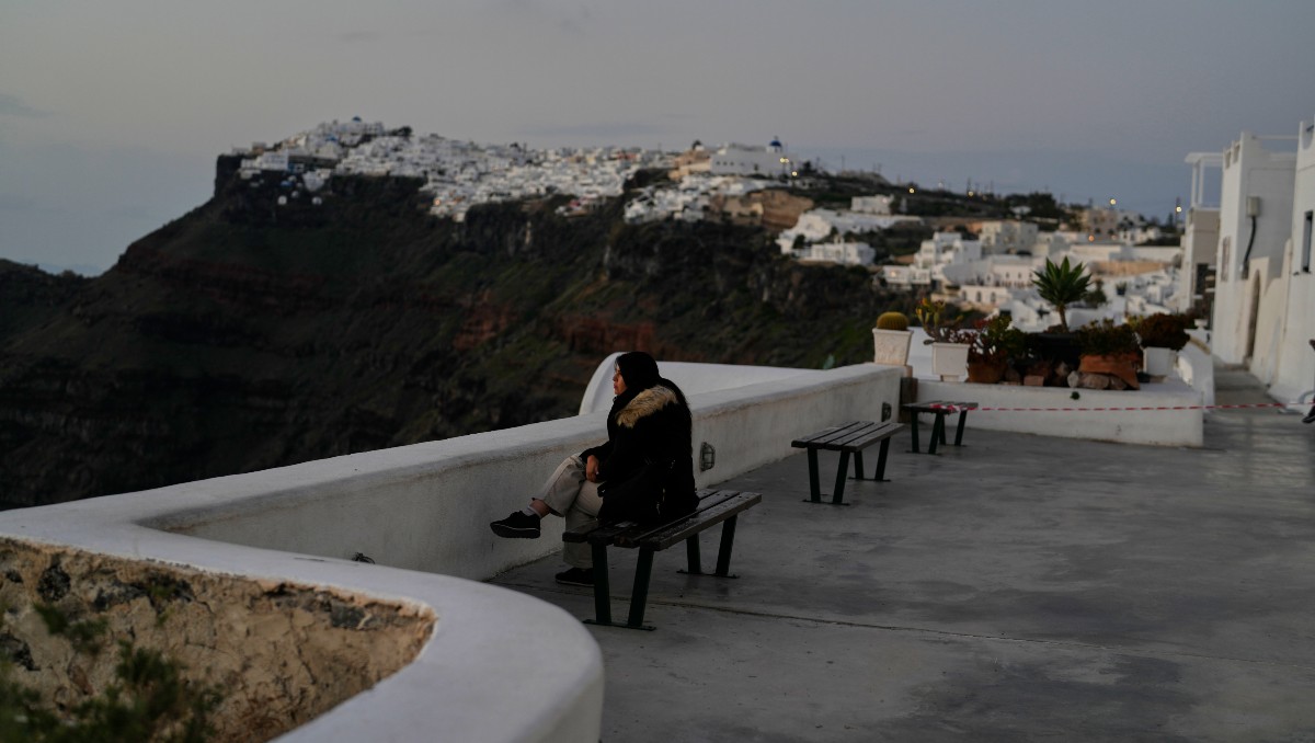 Miles de turistas abandonan Santorini por miedo a terremotos | AP