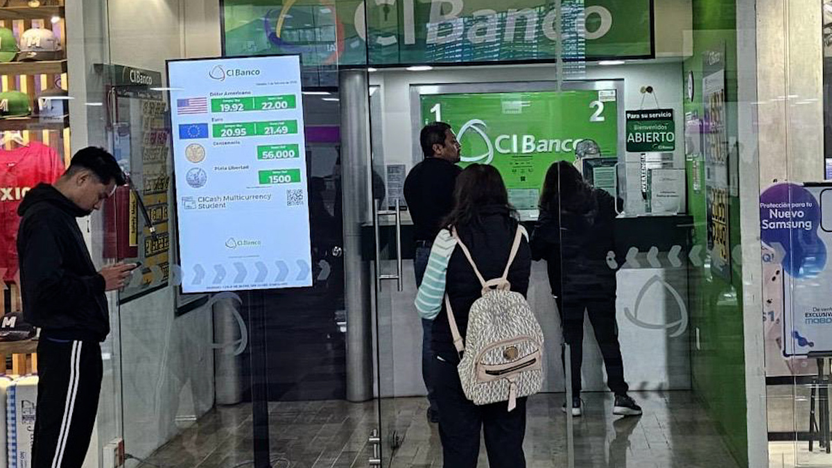 Peso frena su caída ante el dólar tras pausa de aranceles