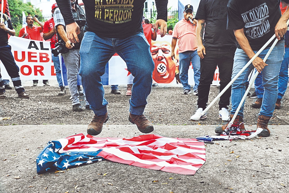 Durante una protesta contra el republicano, un activista pisa una bandera estadunidense. REUTERS