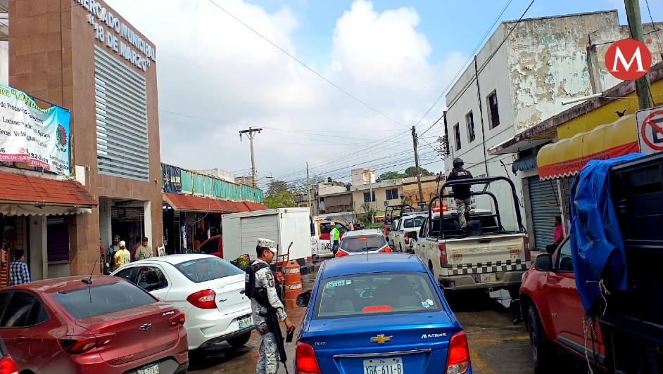 Realizan operativo para retirar comercio ambulante en Ciudad Madero. (Agustín González)