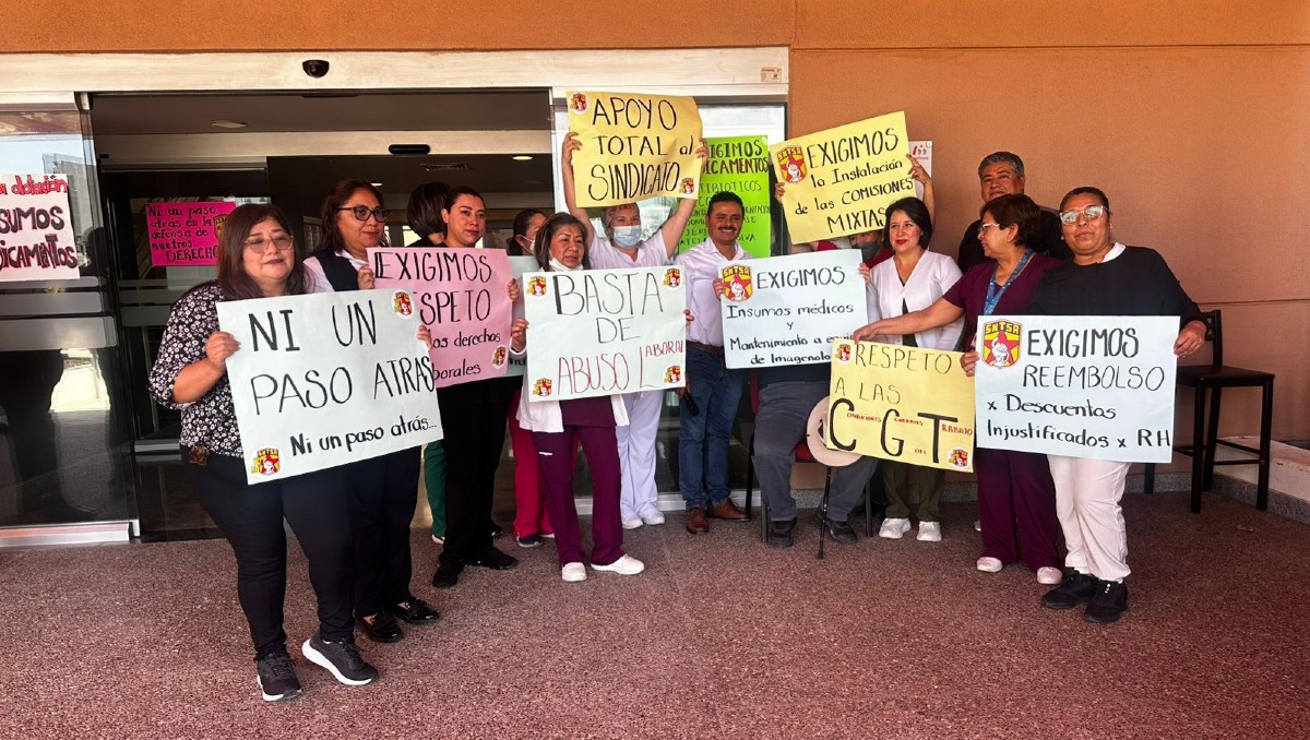 Trabajadores protestan en Hospital de Especialidades de Victoria. (Antonio Hernández)