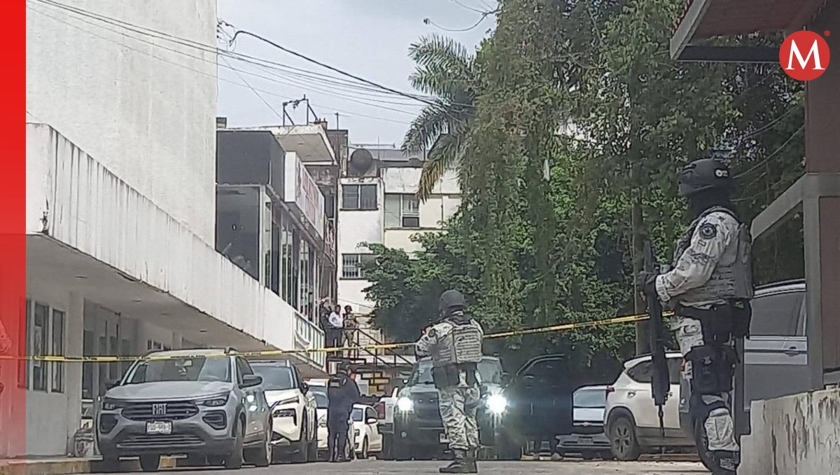 Elementos de seguridad resguardaron el gimnasio de Tuxpan donde ocurrió la balacera. | Especial