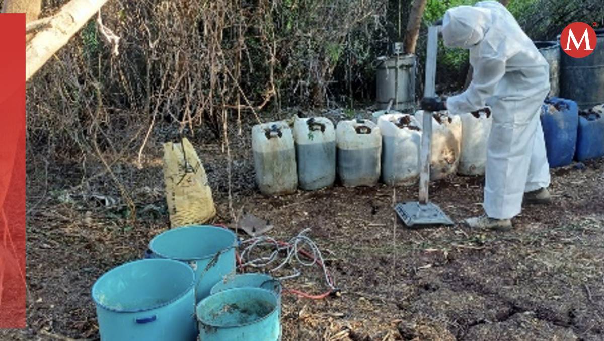 En el lugar, las autoridades aseguraron 10 mil 200 litros y 925 kilogramos de sustancias químicas. (Especial)