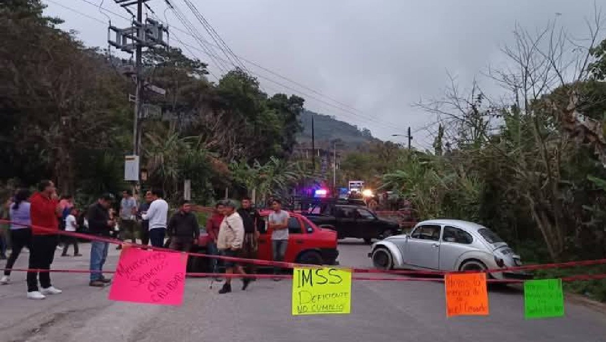 Habitantes de Huehuetla bloquean camino hacia Tulancingo