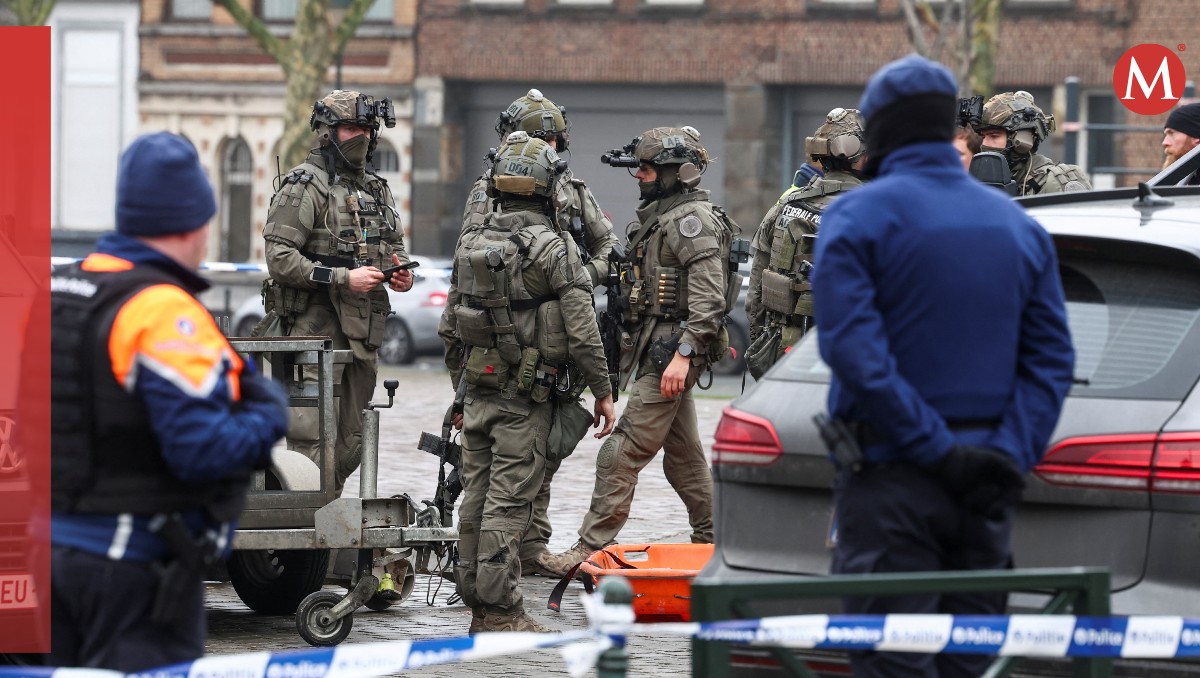 La policía de Bruselas busca a los hombres armados en las estaciones del metro. | Reuters