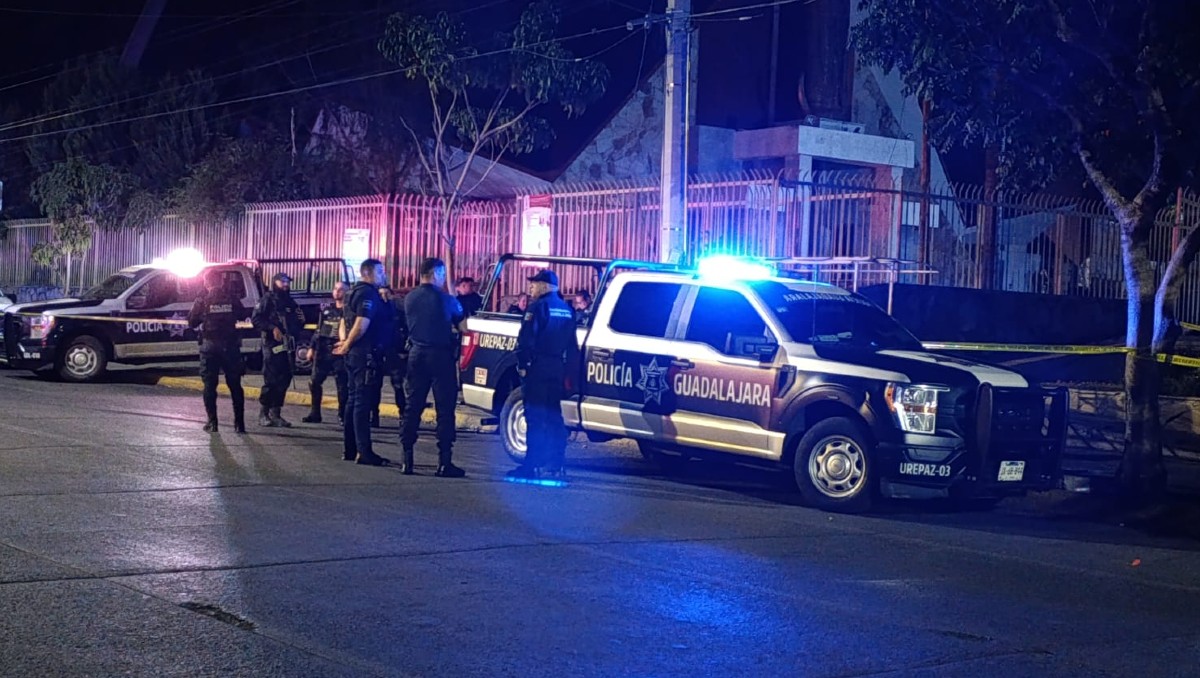 Policías apoyaron para vigilar la zona del accidente del ciclista en Guadalajara (Vicente Torres Alfaro)
