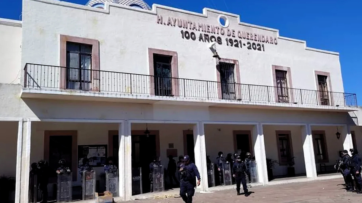 Atacan con vehículos "monstruo" palacio municipal de Queréndaro