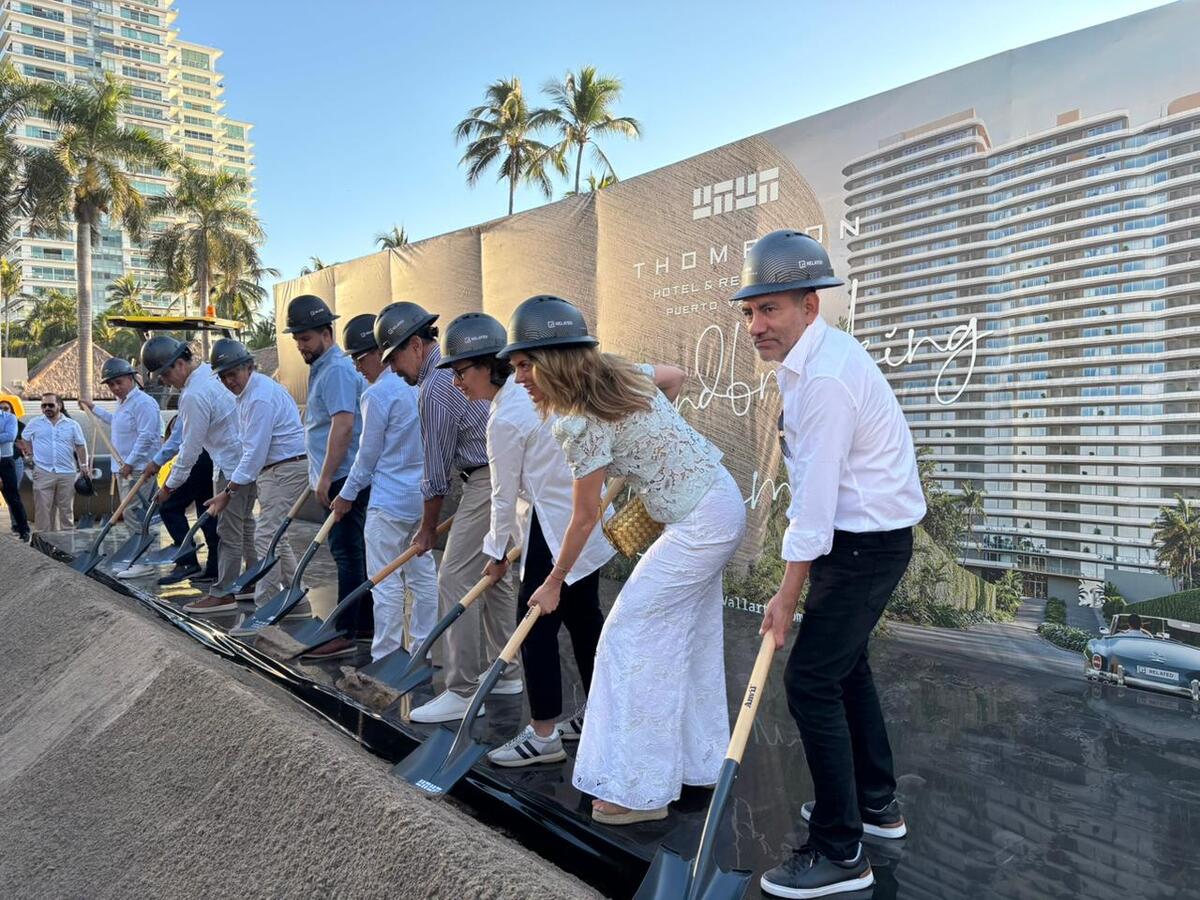 Autoridades participaron en la colocación de la primera piedra del Hotel