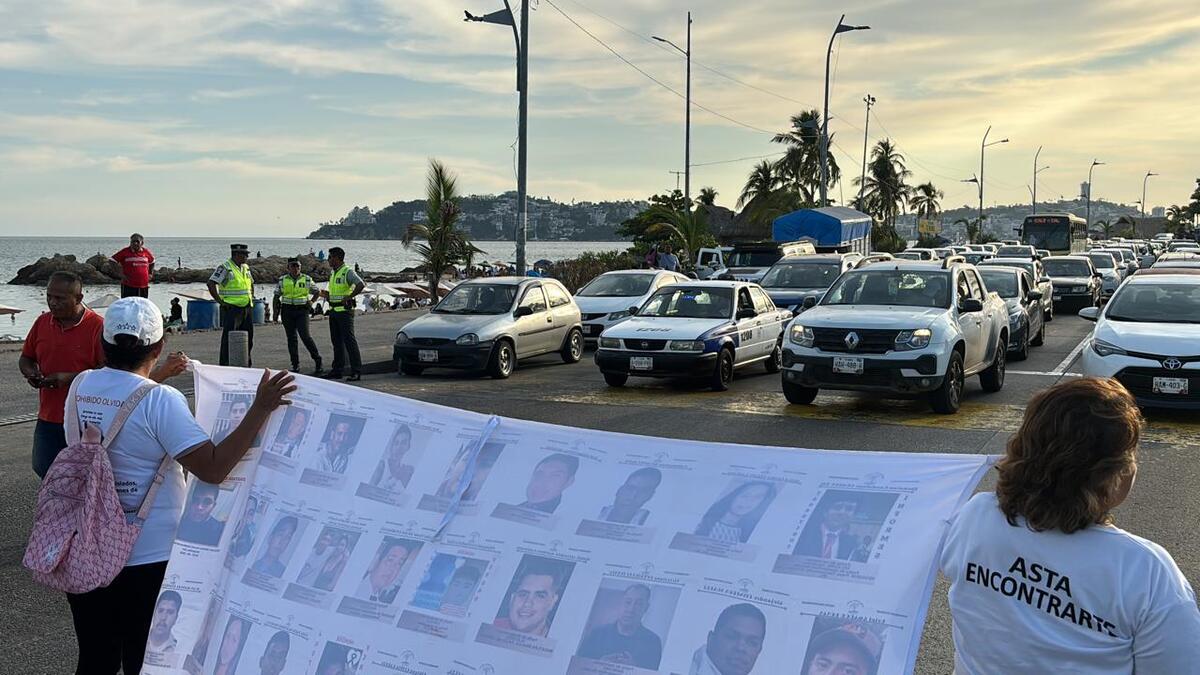 Colectivo de búsqueda bloquea carretera Zocalo-Base en Guerrero. | Especial