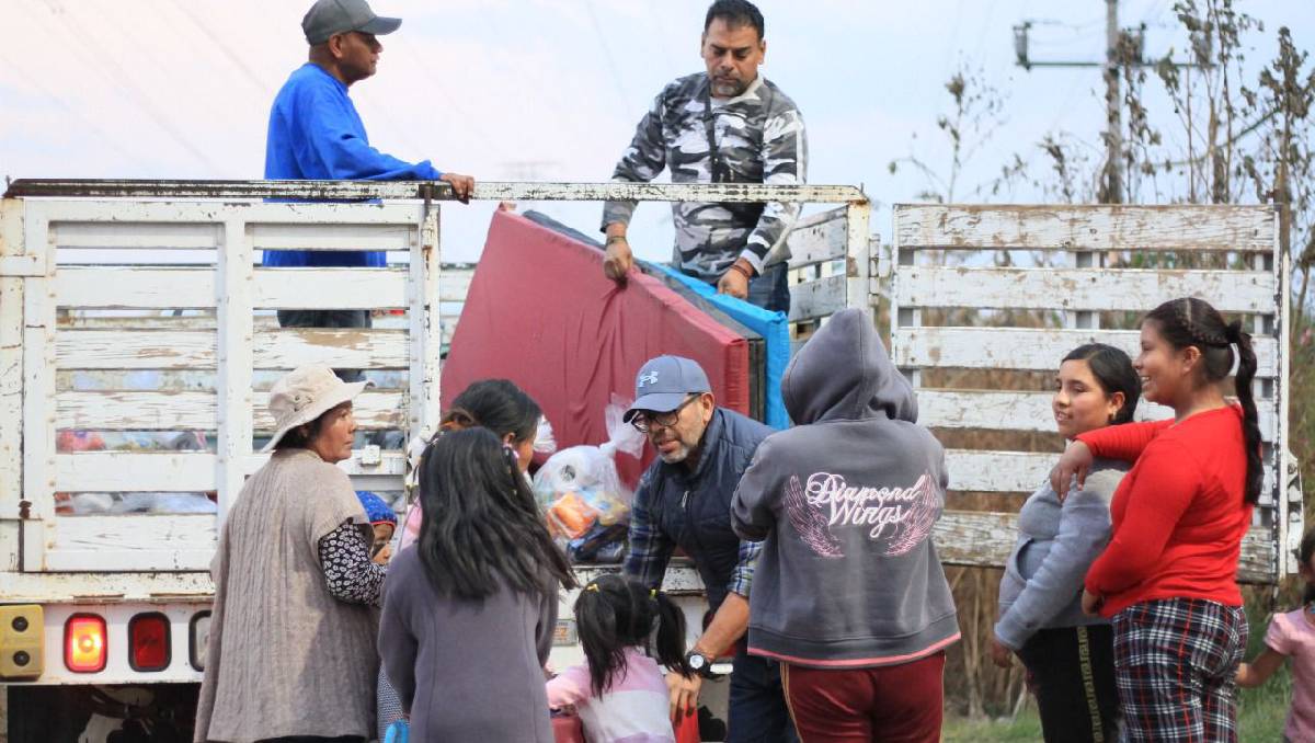 Entregaron colchones, cobijas y despensas a los afectados por el incendio en Ecatepec. Foto: (Especial)