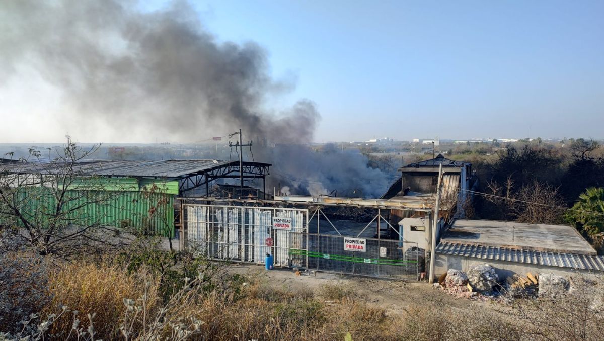 El incendio dejó densas columnas de humo en el sitio. Agustín Martínez