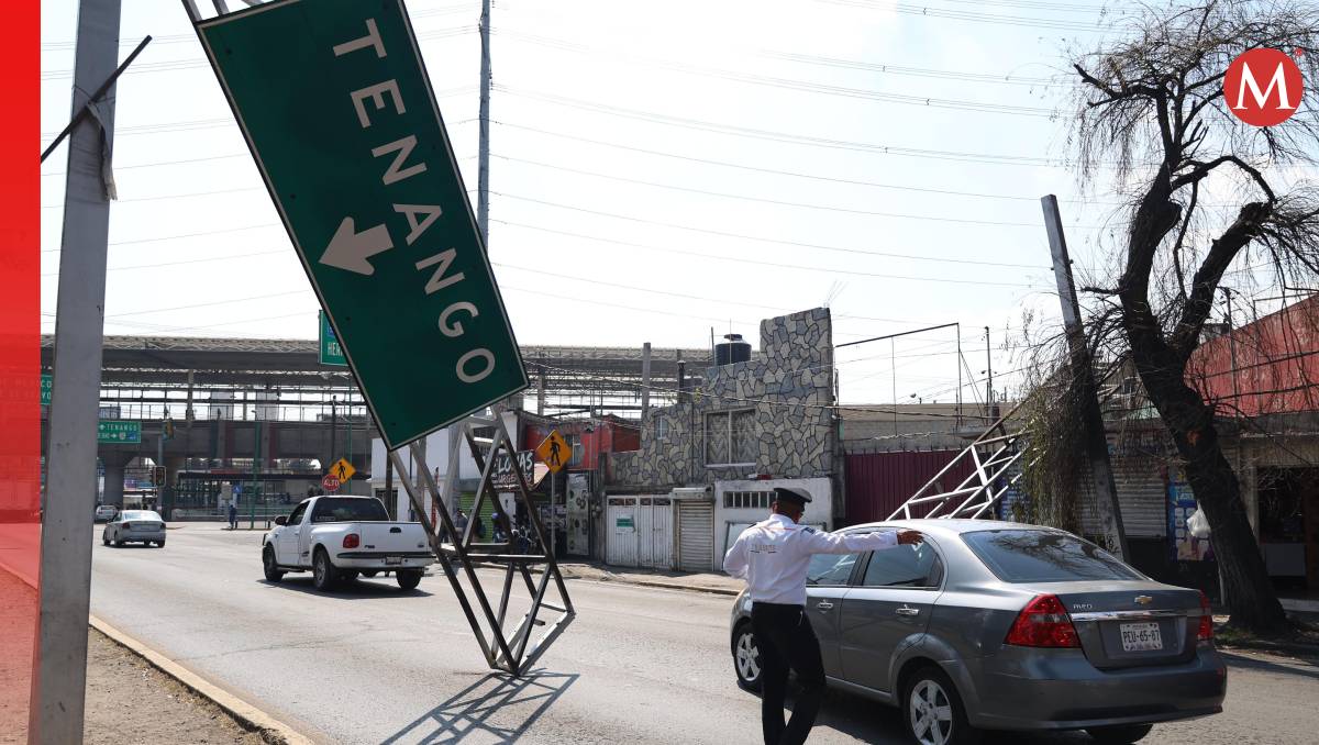 No se registraron daños por la señal informativa que cayó en avenida Pino Suárez. Foto: (Especial)