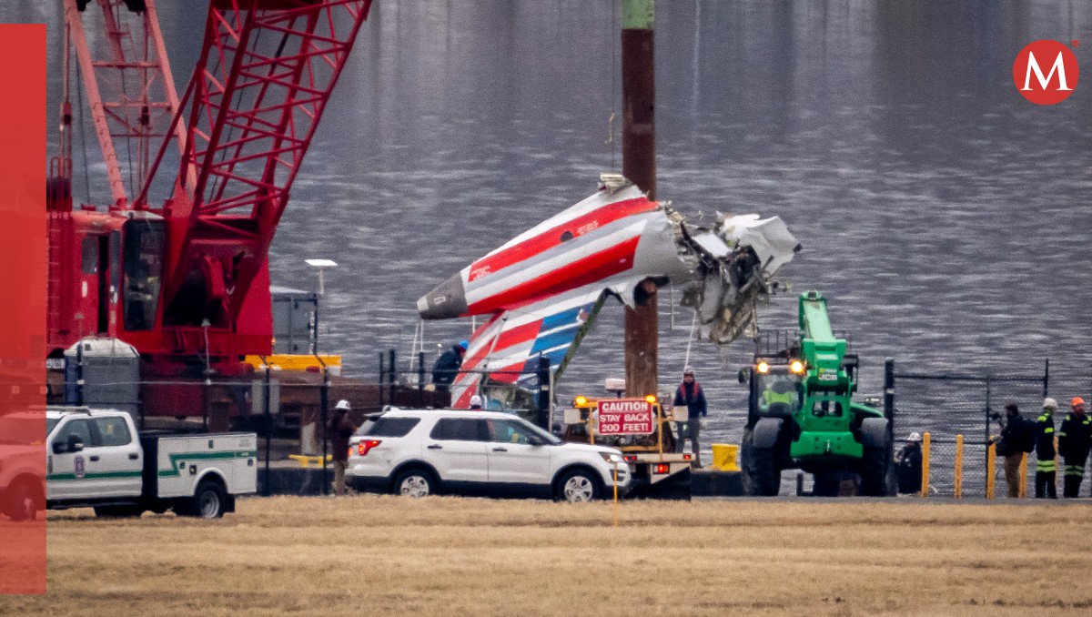 Los restos del avión y el helicóptero cayeron al río Potomac. | AP