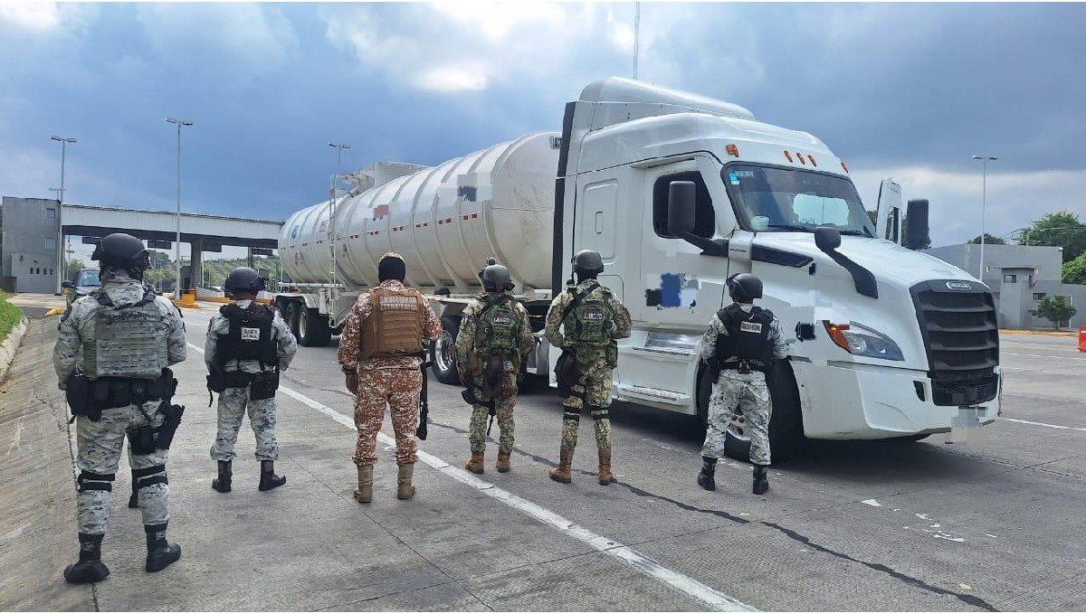 Tractocamiones que fueron asegurados dentro de operativo en Tuxpan. (Cortesía)
