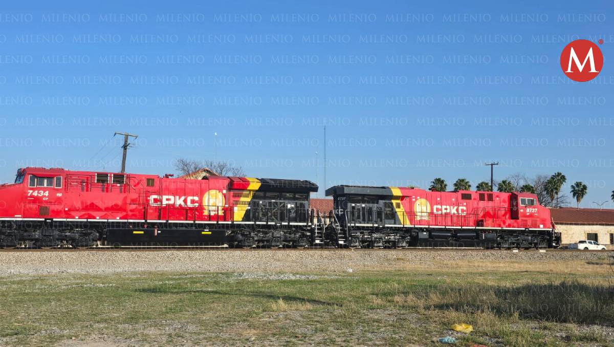 Tren cruza puente internacional en Nuevo Laredo. (Lucía Cisneros)