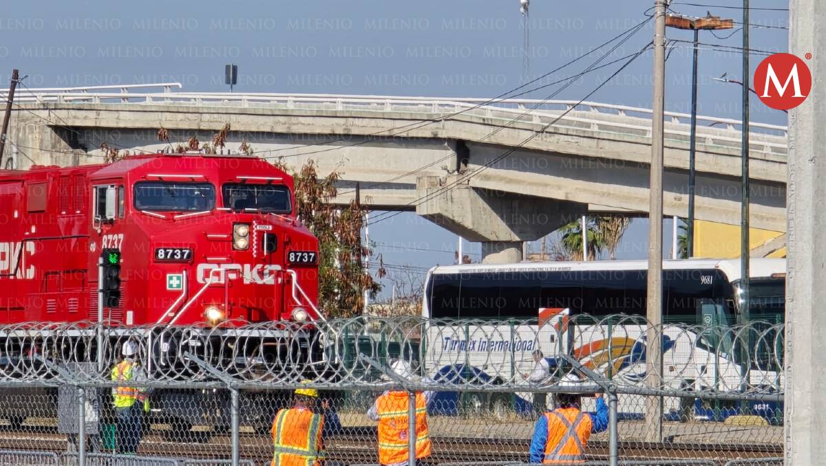 Tren cruza puente internacional en Nuevo Laredo. (Lucía Cisneros)