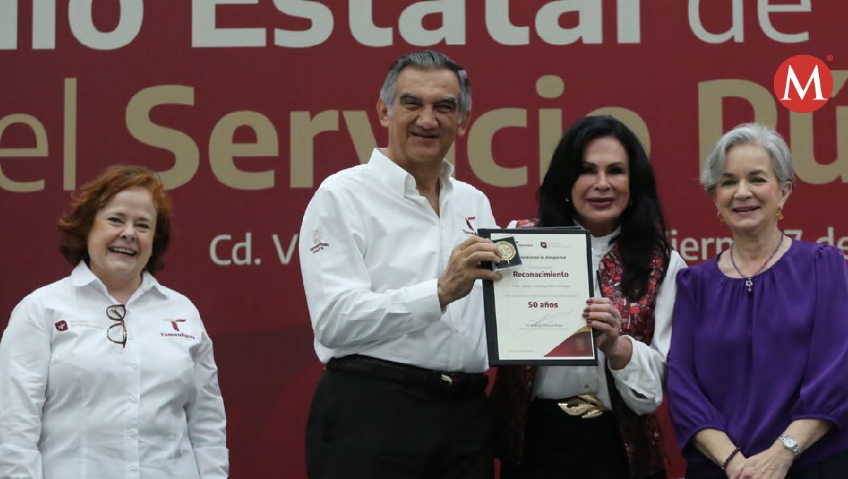 Américo Villarreal entrega reconocimiento a Blanca Valles.