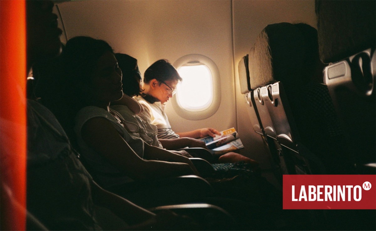 ¿Hay una forma cortés de decirle al compañero de asiento que no interrumpa la lectura? (Unsplash)