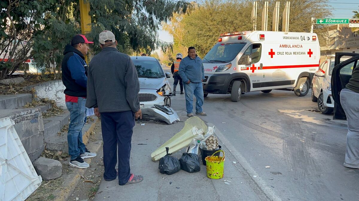 Las mujeres llevaban comida y mesas para instalar su puesto pero al momento del accidente la salsa le cayó encima a una de ellas. | Especial