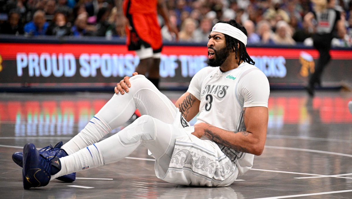 Anthony Davis sale lesionado en su debut con Mavericks ante Rockets (Reuters)