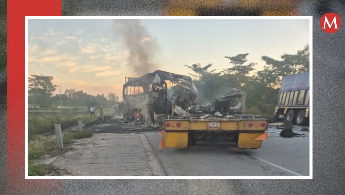 Camión de pasajeros se calcina en Tabasco | Especial
