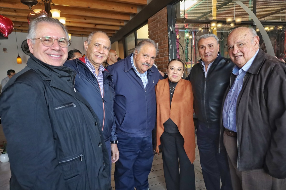 Ex presidentes municipales y políticos se reunieron con la alcaldesa Lorena García. (Especial)