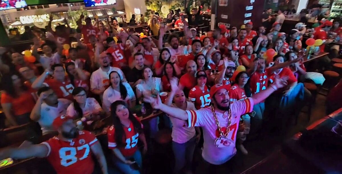 Aficionados del club Chiefs Kingdom en Guadalajara se reunieron a ver el partido. (Alberto Ávalos)