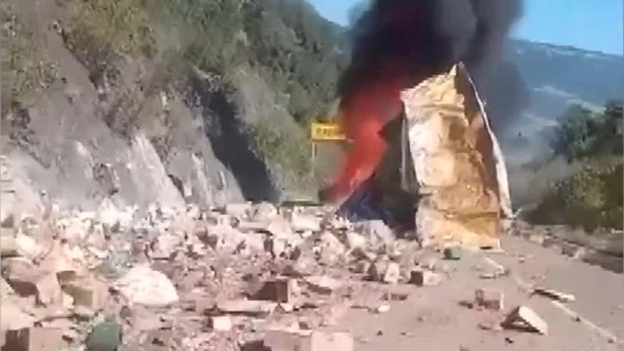 Brutal choque y muerte: Tráilero calcinado tras impactar contra un cerro en Veracruz