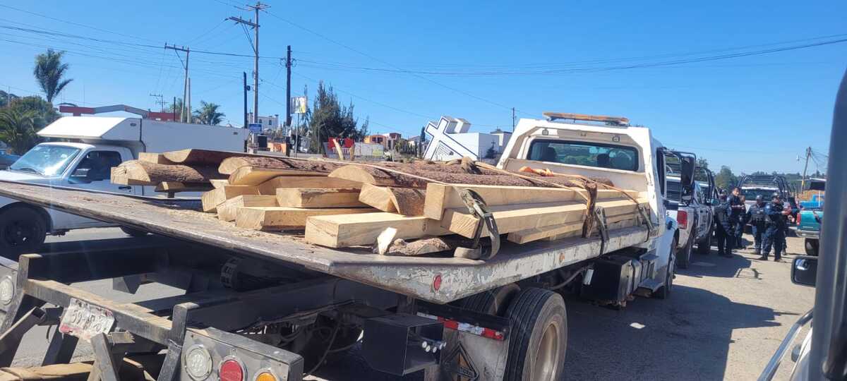 Camioneta asegurada con troncos extraídos ilegalmente en zona boscosa del valle de Tulancingo