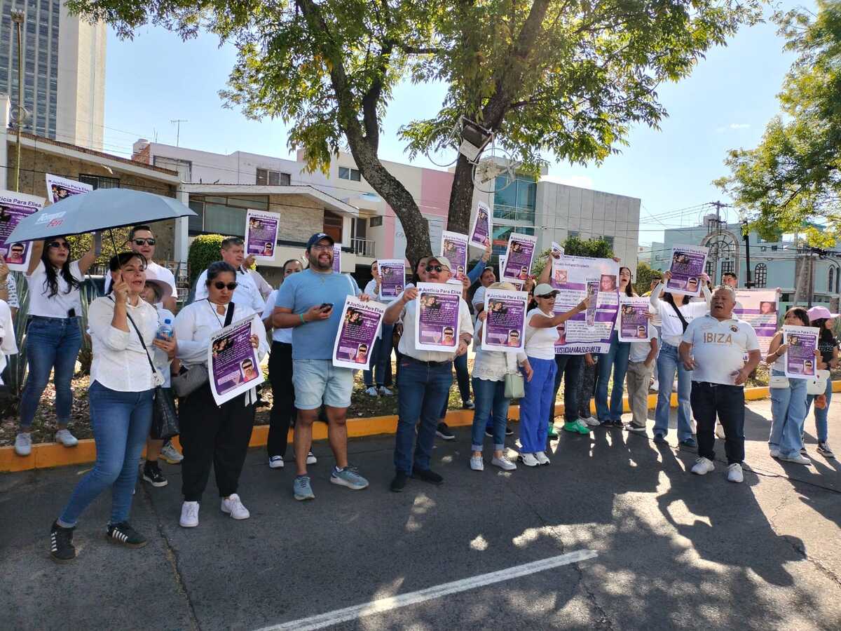 La manifestación llegó a Casa Jalisco. (Sonia Gamiño)
