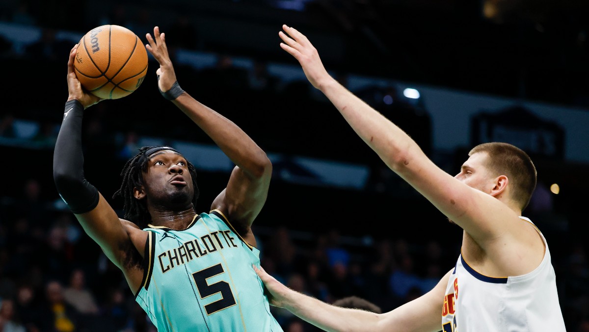 Lakers cancelan el traspaso de Mark Williams; regresará a Hornets (AP)