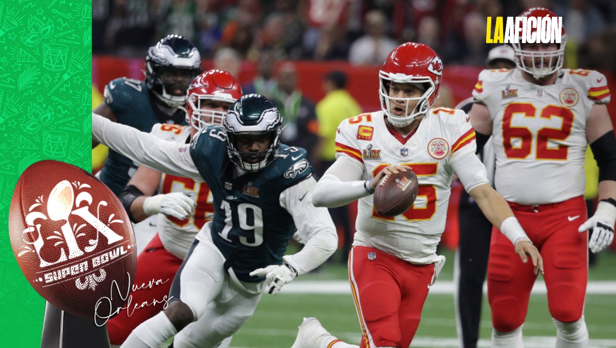 Patrick Mahomes, de Chiefs, perseguido por Josh Sweat (Reuters)