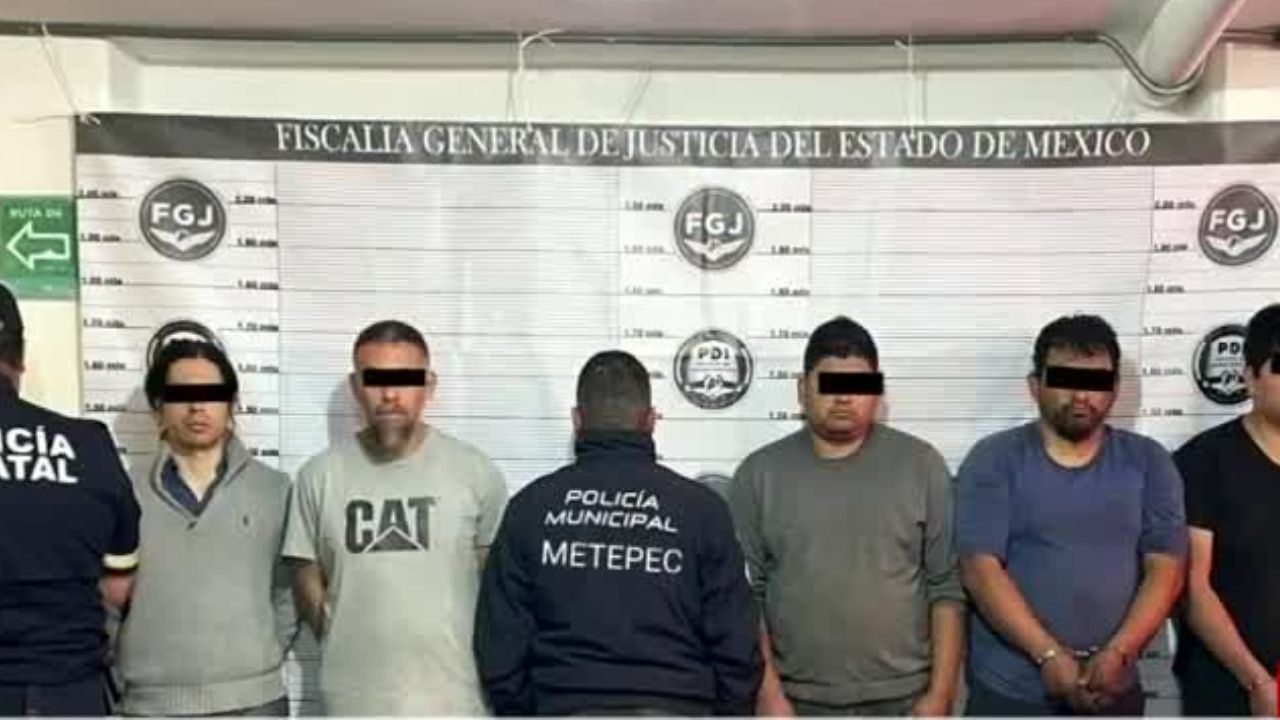 Policía de Metepec detiene a cinco personas por su presunta participación en el robo de vehículos