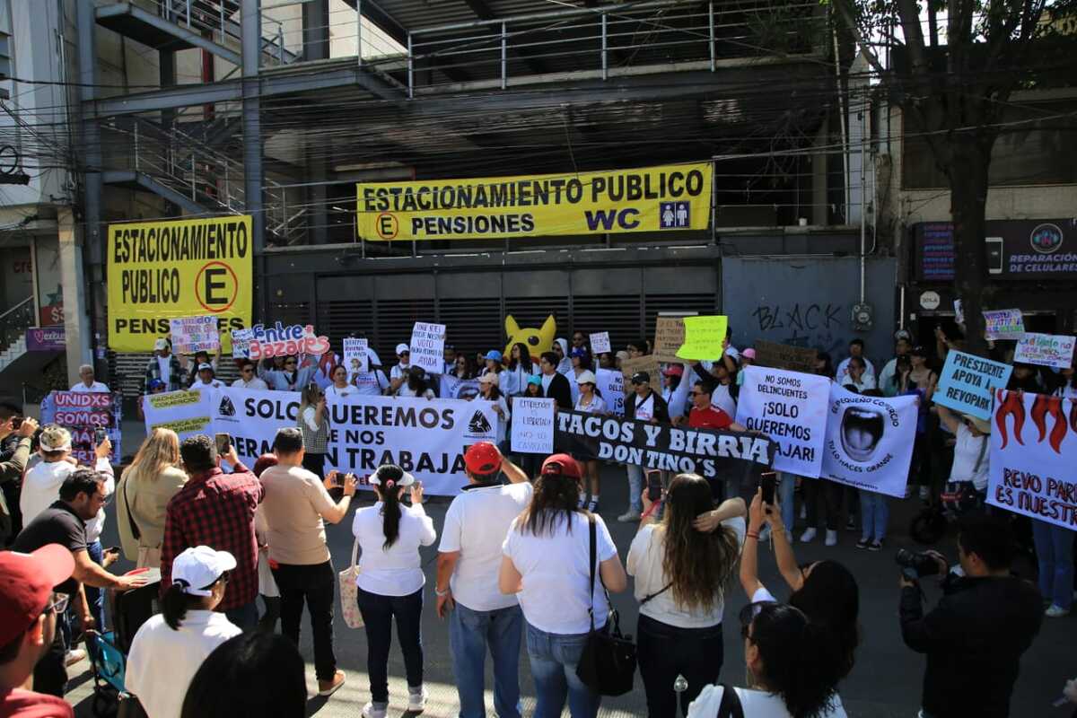 Protesta de emprendedores en la avenida Revolución de Pachuca para exigir la reapertura de Revopark