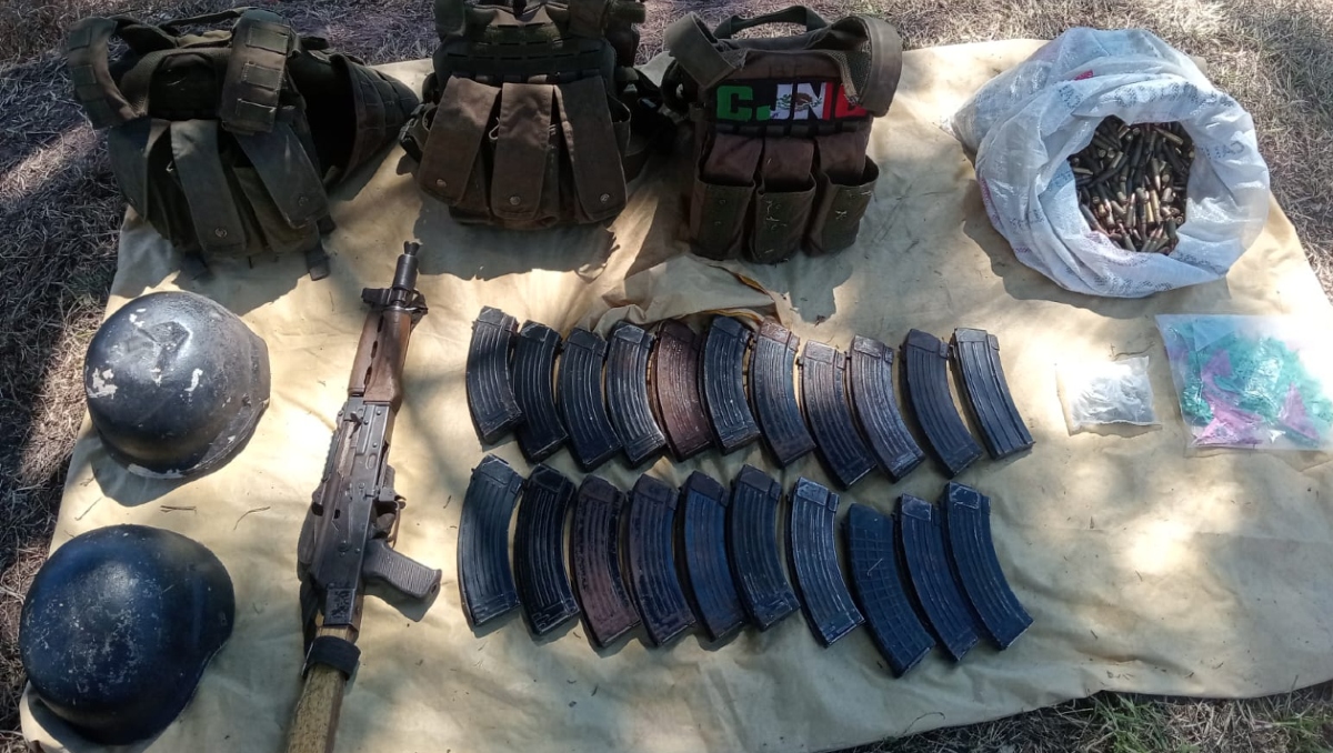 Arsenal decomisado al crimen organizado en un cerro de Mazamitla (Foto: Cortesía)