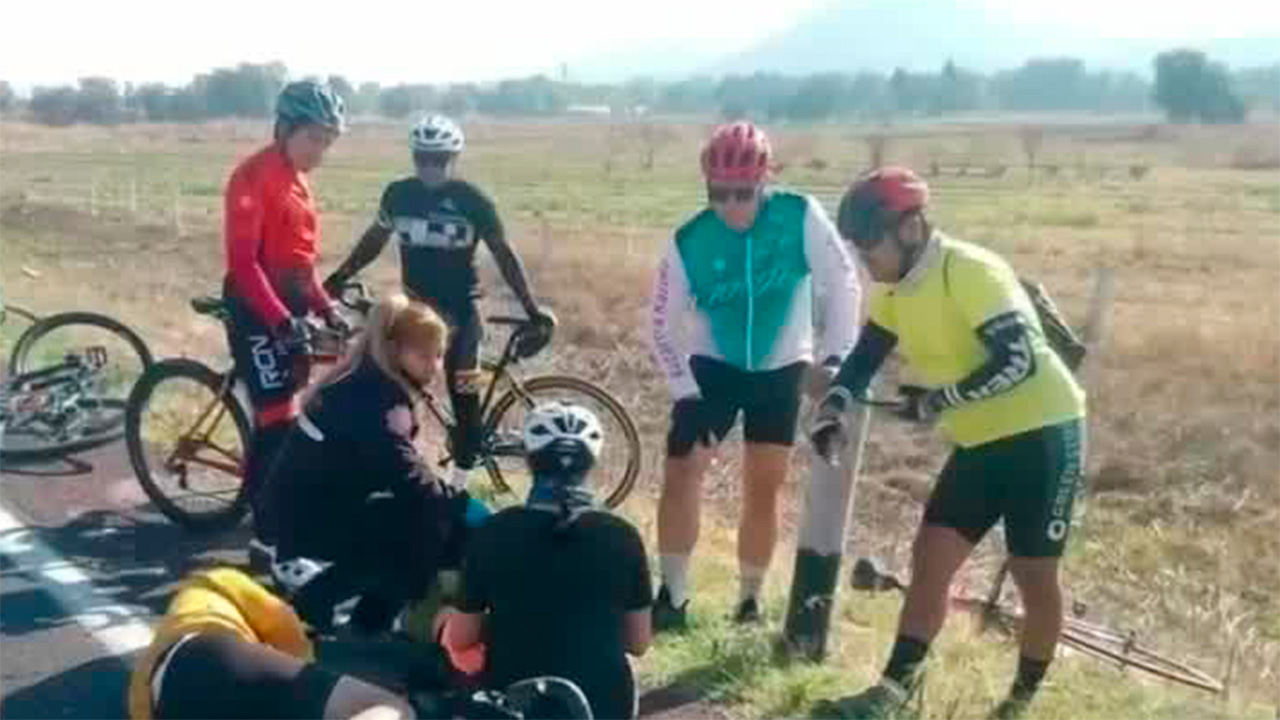 Conductor atropella a ciclistas en Edomex; hay un muerto y tres lesionados
