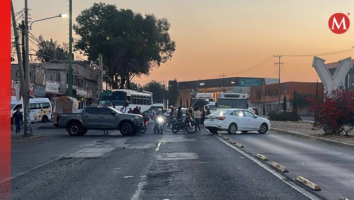 Con varios vehículos y motocicletas impiden el paso de automovilistas especial