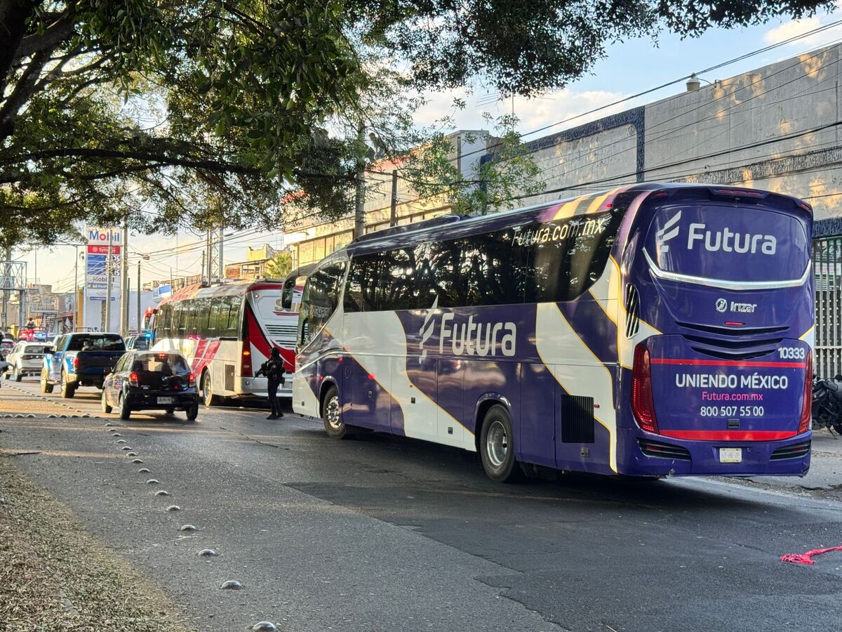 Dos camiones fueron interceptados  en la avenida Lázaro Cárdenas. (Usi Toledo)