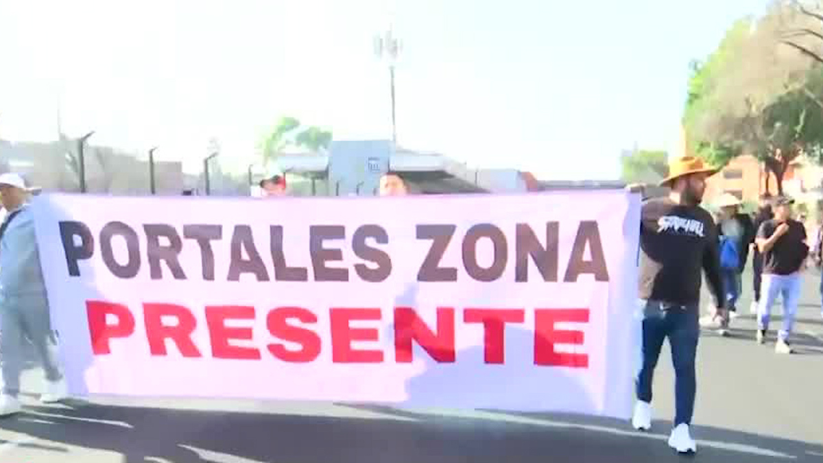 Comerciantes bloquean calzada de Tlalpan en CdMx; marchan hacia la Secretaría de Economía
