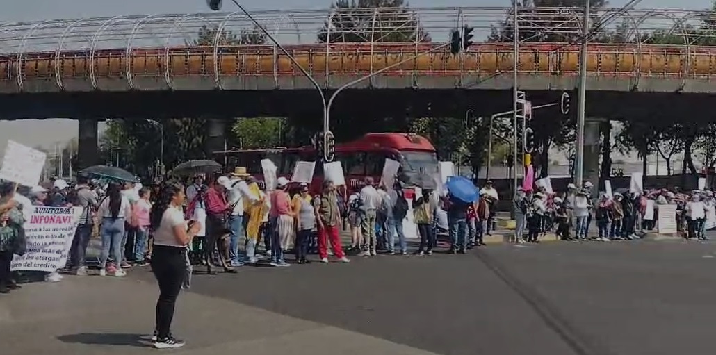 Protestan en contra de la Ley del Infonavit cerca de la Cámara de Diputados. | Foto: Especial
