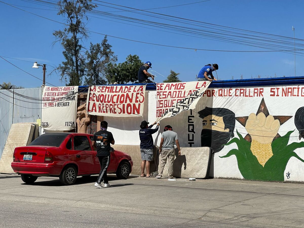 Alumnos colgaron pancartas a las afueras del plantel. (Fátima Briceño)